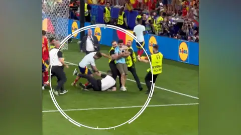 Morata recibe un golpe en la rodilla durante la celebración de España Morata recibe un golpe en la rodilla durante la celebración de España