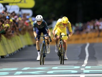 Jonas Vingegaard y Tadej Pogacar en el sprint de la etapa 11 del Tour de Francia