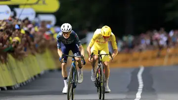 Jonas Vingegaard y Tadej Pogacar en el sprint de la etapa 11 del Tour de Francia