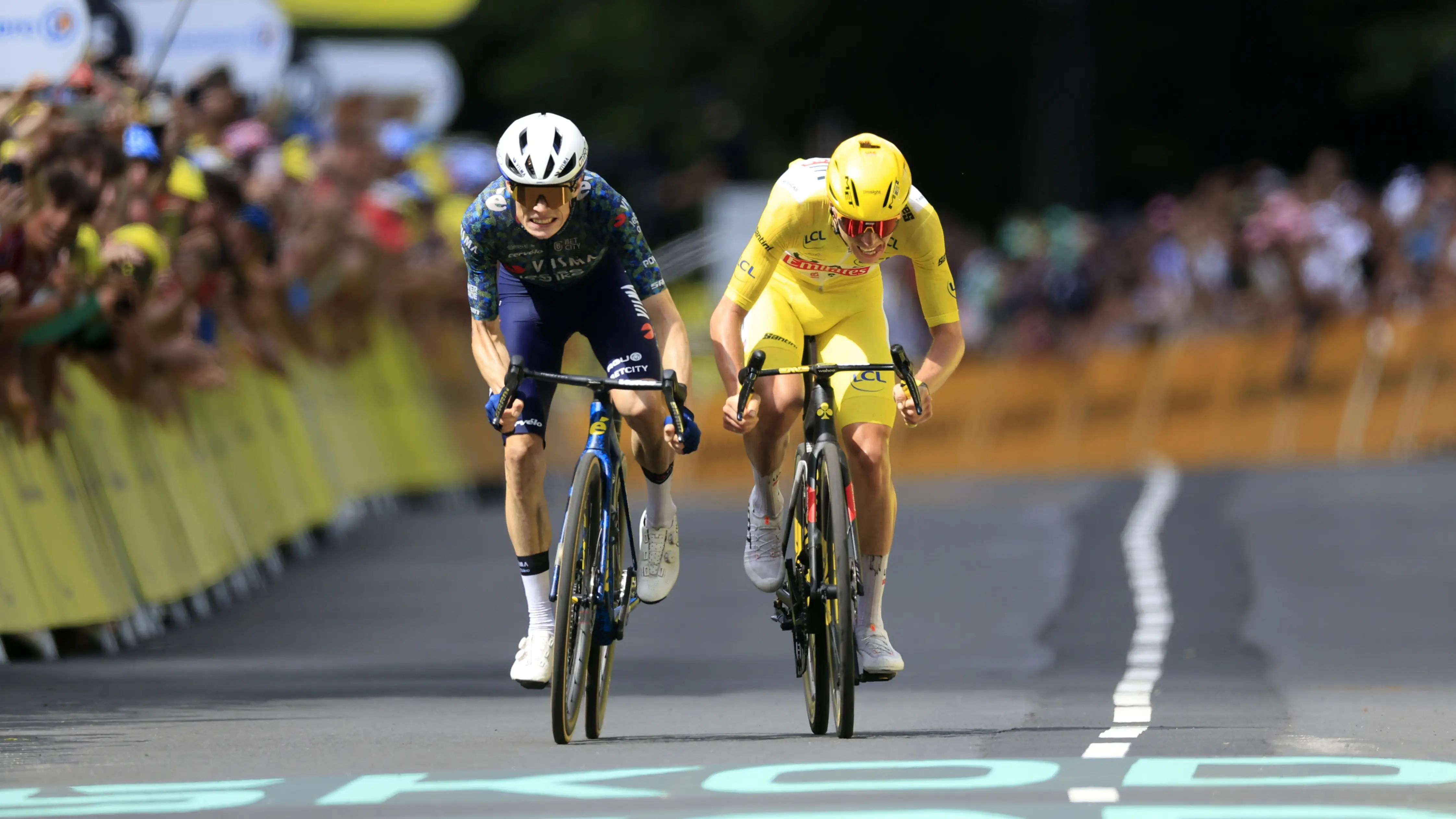 Jonas Vingegaard y Tadej Pogacar en el sprint de la etapa 11 del Tour de Francia Jonas Vingegaard y Tadej Pogacar en el sprint de la etapa 11 del Tour de Francia