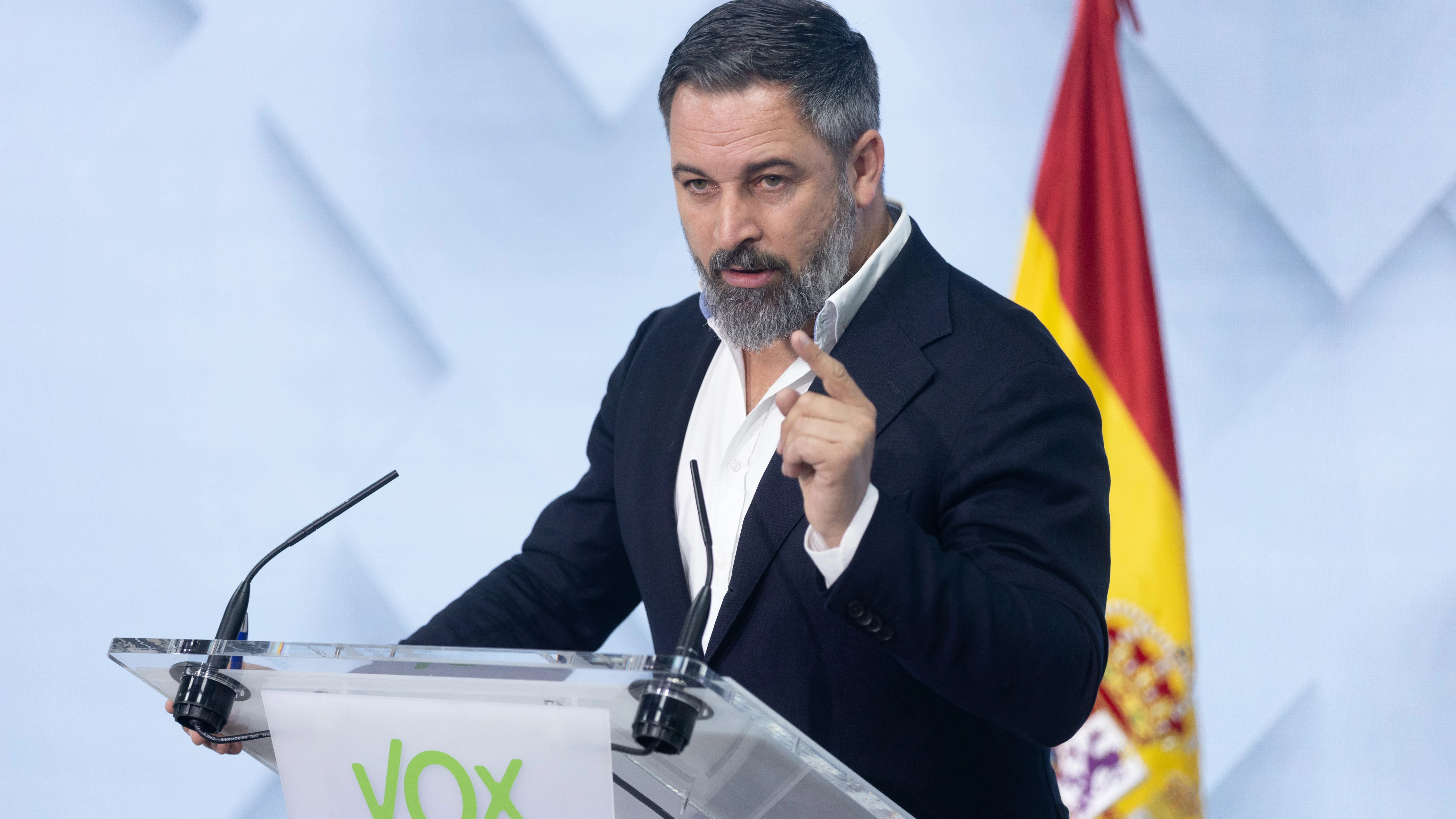 VOX romperá los pactos con el PP si aceptan la distribución de menores migrantes El líder de Vox, Santiago Abascal, durante una rueda de prensa posterior al Comité de Acción Política del partido, en la sede de VOX, a 8 de julio de 2024, en Madrid (España). El líder de VOX ha avisado que desde su formación considerarán "rotos" todos los pactos autonómicos con el PP si desde los gobiernos autonómicos en los que participan no utilizan "todos los medios políticos y legales" para evitar la distribución de menores migrantes. Abascal ha vinculado a los menores migrantes con el ...