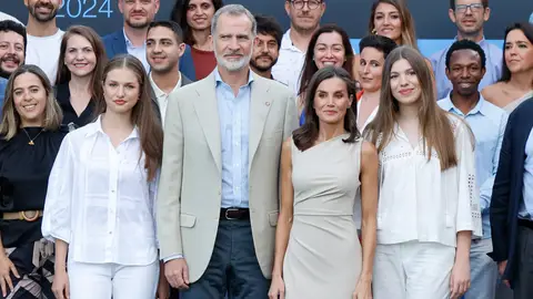 Los Reyes y sus hijas posan con los galardonados por los Premios Princesa de Girona Los Reyes y sus hijas posan con los galardonados por los Premios Princesa de Girona