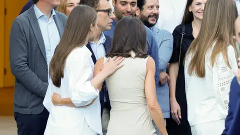 La princesa Leonor y la reina Letizia, abrazadas en su último posado La princesa Leonor y la reina Letizia, abrazadas en su último posado