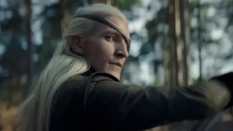 Ewan Mitchell como Aemond Targaryen en el 2x04 de La Casa del Dragón Aemond Targaryen en el 2x04 de La Casa del Dragón