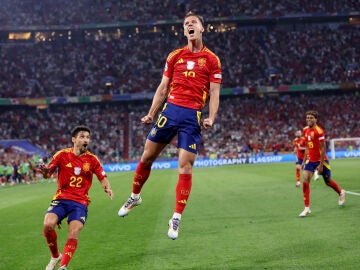 Dani Olmo celebra su gol (en propia Koundé) ante Francia en las semifinales de la Eurocopa 2024