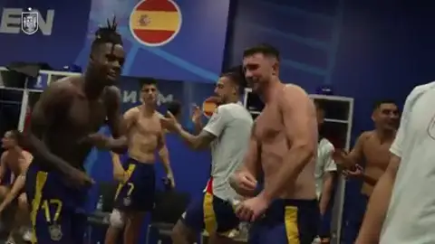 Deportes Antena 3 (10-07-24) Locura absoluta en el vestuario de España tras el pase a la final de la Eurocopa: "Sí, sí, sí, nos vamos a Berlín" Deportes Antena 3 (10-07-24) Locura absoluta en el vestuario de España tras el pase a la final de la Eurocopa: "Sí, sí, sí, nos vamos a Berlín"
