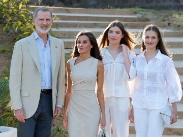 El rey Felipe, la reina Letizia, la infanta Sofía y la princesa Leonor en Lloret de Mar