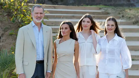 El rey Felipe, la reina Letizia, la infanta Sofía y la princesa Leonor en Lloret de Mar El rey Felipe, la reina Letizia, la infanta Sofía y la princesa Leonor en Lloret de Mar