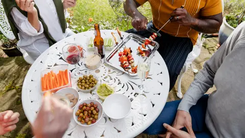 Comida con amigos en el exterior Comida con amigos en el exterior