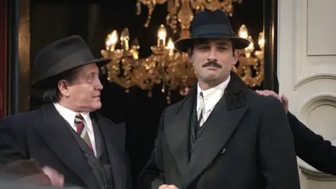 ¡Vicenzo llega a Nueva York! Carmela se paraliza y recuerda su oscuro pasado en común al verlo ¡Vicenzo llega a Nueva York! Carmela se paraliza y recuerda su oscuro pasado en común al verlo