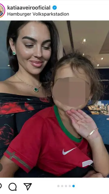 Georgina Rodríguez y su sobrina posando Georgina Rodríguez y su sobrina posando