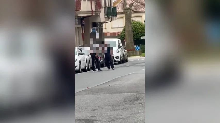 El vídeo de la pelea en una zona de okupas de Ribeira El vídeo de la pelea en una zona de okupas de Ribeira