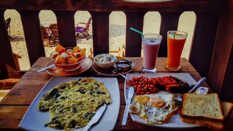 Comida en un chiringuito de playa Comida en un chiringuito de playa