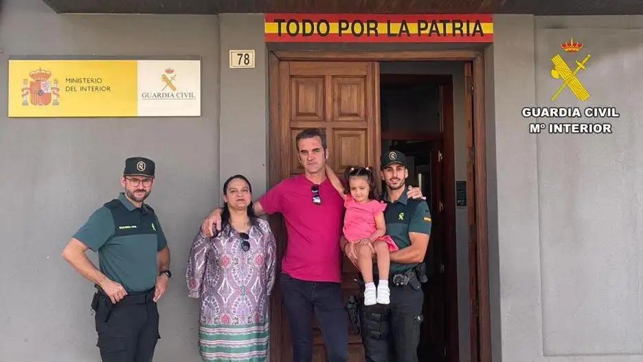 Familia y guardias civiles que salvaron a la niña de 3 años Familia y guardias civiles que salvaron a la niña de 3 años
