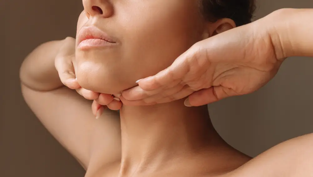 Mujer masajeándose el cuello Mujer masajeándose el cuello