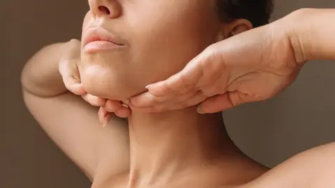 Mujer masajeándose el cuello Mujer masajeándose el cuello