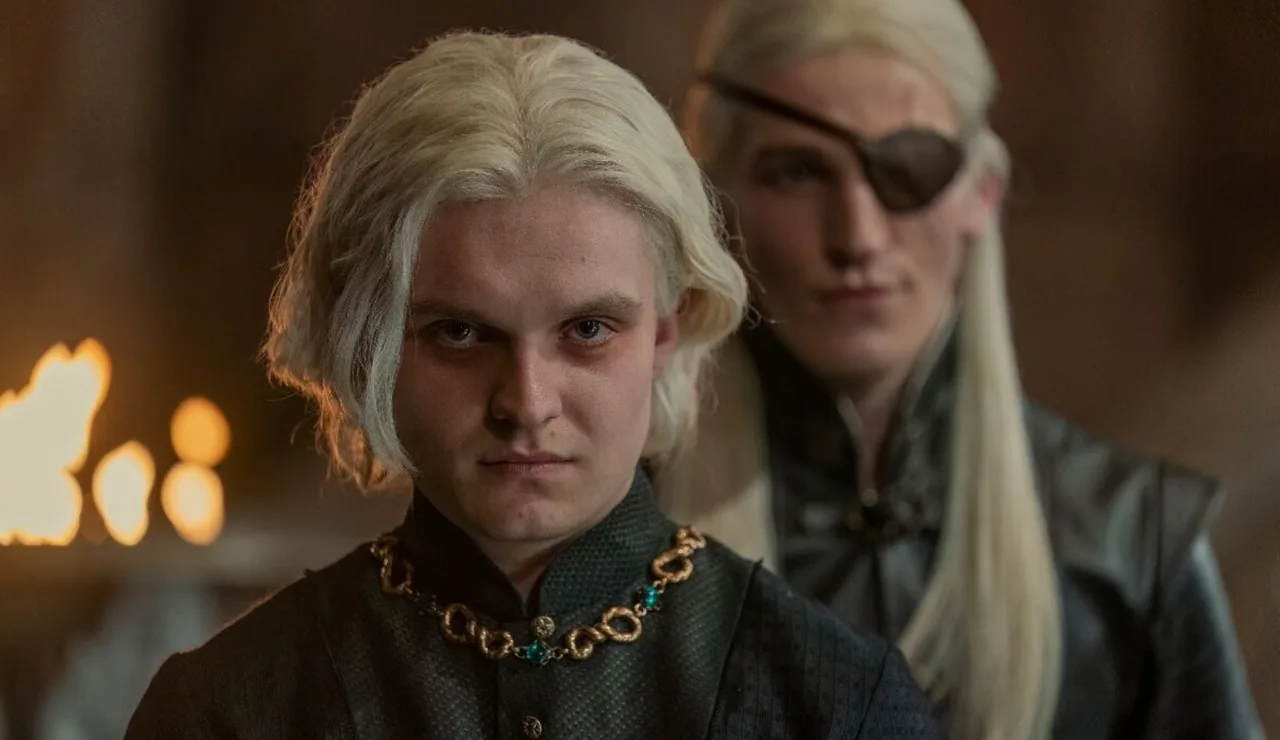 Tom Glynn-Carney y Ewan Mitchell como Aegon y Aemond Targaryen en La Casa del Dragón