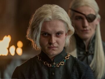 Tom Glynn-Carney y Ewan Mitchell como Aegon y Aemond Targaryen en La Casa del Dragón