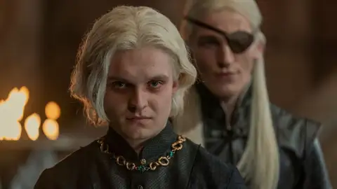 Tom Glynn-Carney y Ewan Mitchell como Aegon y Aemond Targaryen en La Casa del Dragón Tom Glynn-Carney y Ewan Mitchell como Aegon y Aemond Targaryen en La Casa del Dragón