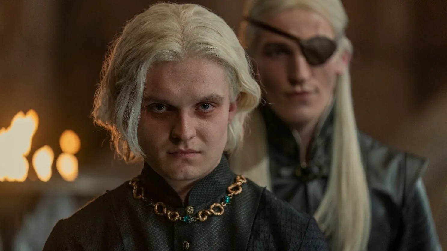 Tom Glynn-Carney y Ewan Mitchell como Aegon y Aemond Targaryen en La Casa del Drag&oacute;n