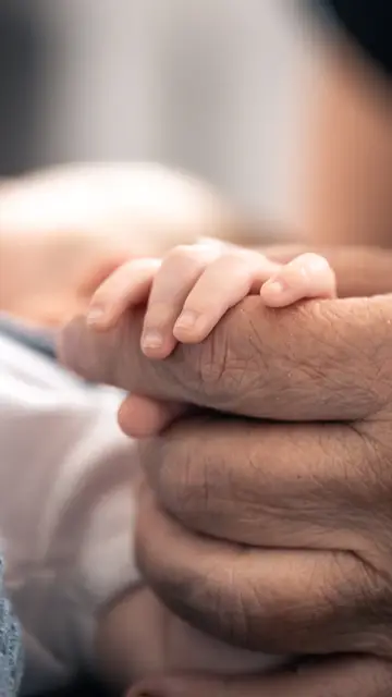 Mano de abuelo y bebé Mano de abuelo y bebé