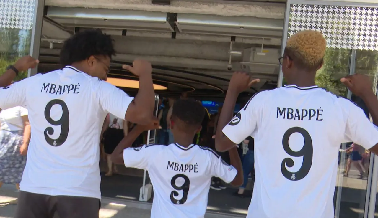 Aficionados madridistas posan con la camiseta de Mbappé