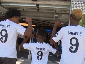 Aficionados madridistas posan con la camiseta de Mbappé