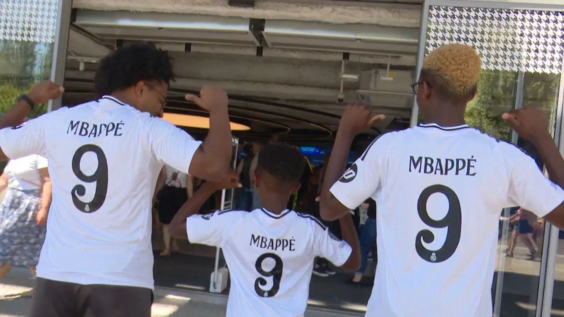 Aficionados madridistas posan con la camiseta de Mbappé Aficionados madridistas posan con la camiseta de Mbappé