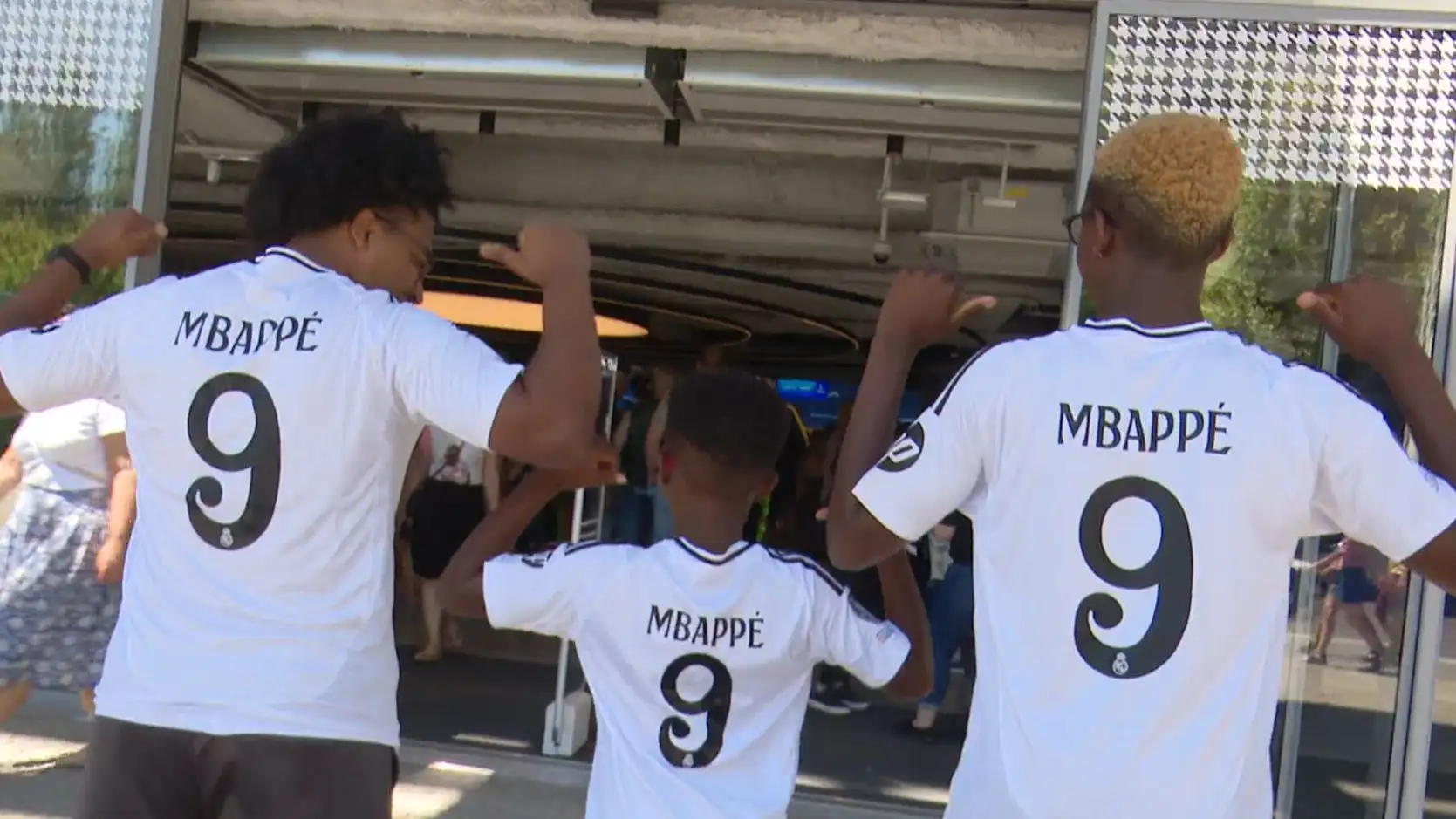 Aficionados madridistas posan con la camiseta de Mbapp&eacute;
