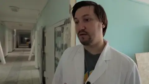 Oleh Holubchenko, cirujano en Kiev: "La explosión nos dejó sin electricidad, tuvimos que reanimar al bebé con las manos" Oleh Holubchenko, cirujano en Kiev: "La explosión nos dejó sin electricidad, tuvimos que reanimar al bebé con las manos"