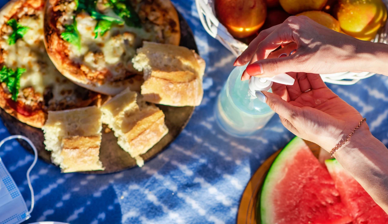 Manta de pícnic con comida y gel desfinfectante de manos