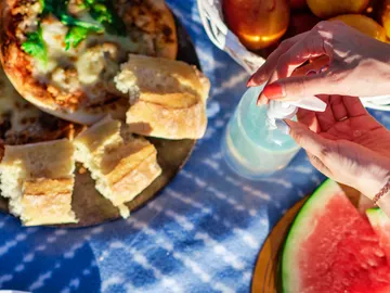 Manta de pícnic con comida y gel desfinfectante de manos Manta de pícnic con comida y gel desfinfectante de manos
