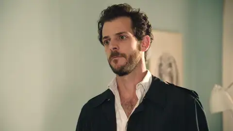 ¡Pillados! Luis lleva el desayuno a Luz y descubre a Jaime en su habitación ¡Pillados! Luis lleva el desayuno a Luz y descubre a Jaime en su habitación