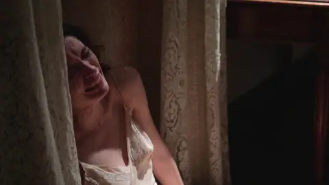 Rosa se acuesta con Rocco pensando en Michele… ¡y se arrepiente después de hacerlo! Rosa se acuesta con Rocco pensando en Michele… ¡y se arrepiente después de hacerlo!