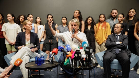 Nacho Cano acompa&ntilde;ado de los becarios del musical