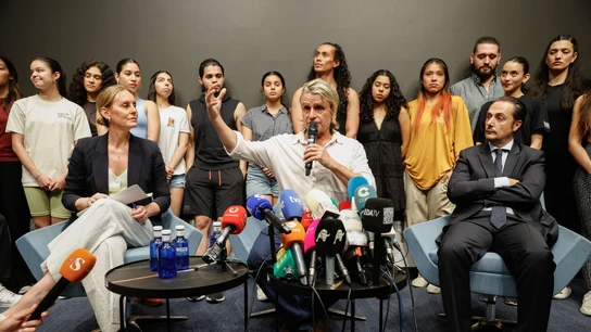 Nacho Cano acompañado de los becarios del musical Nacho Cano acompañado de los becarios del musical
