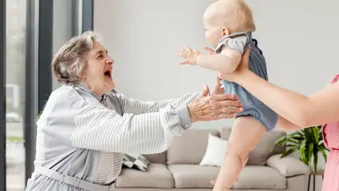 Abuela cogiendo a su nieto Abuela cogiendo a su nieto