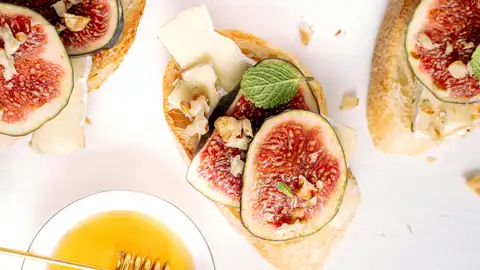 Tostadas con queso, higos y miel Tostadas con queso, higos y miel