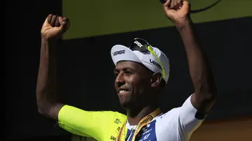 El ciclista Biniam Girmay celebra su tercera victoria en el Tour de Francia 2024