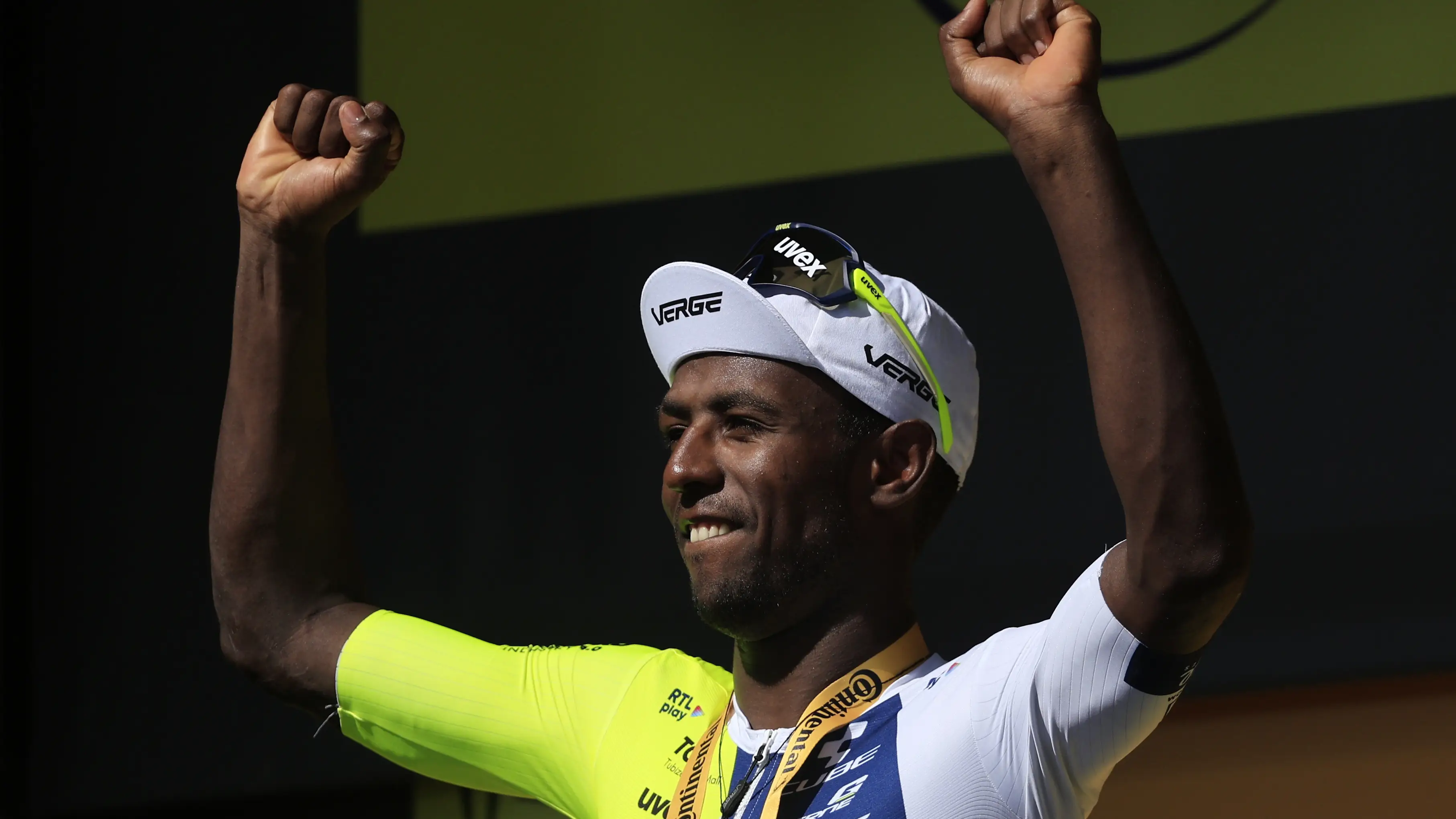 El ciclista Biniam Girmay celebra su tercera victoria en el Tour de Francia 2024 El ciclista Biniam Girmay celebra su tercera victoria en el Tour de Francia 2024
