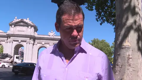 Alfonso de Borbón haciendo declaraciones a la prensa Alfonso de Borbón haciendo declaraciones a la prensa