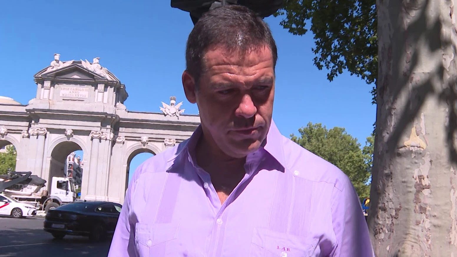 Alfonso de Borb&oacute;n haciendo declaraciones a la prensa