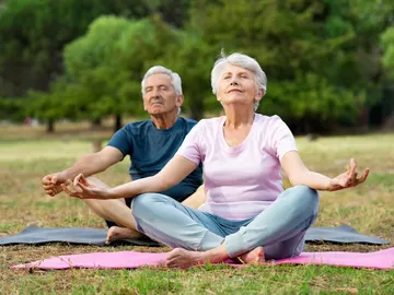 Dos personas mayores haciendo yoga Dos personas mayores haciendo yoga