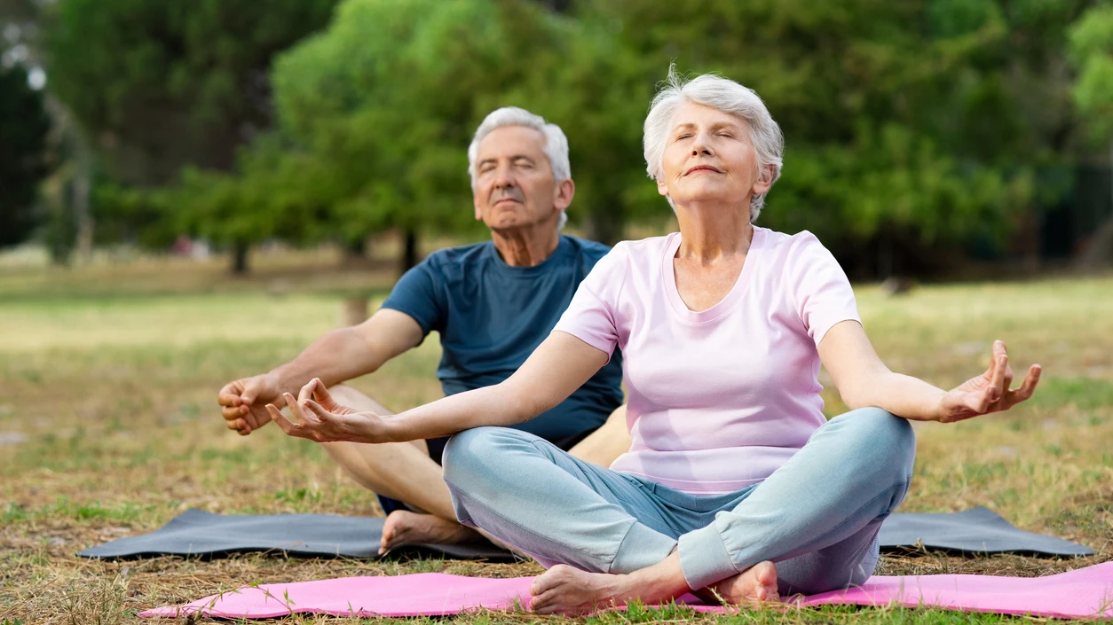 Dos personas mayores haciendo yoga