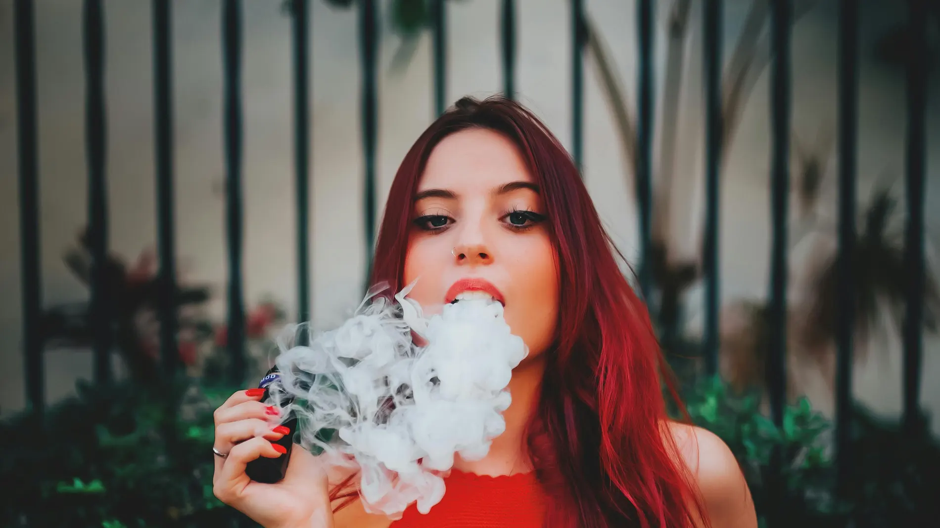 Imagen de archivo de una joven vapeando Imagen de archivo de una joven vapeando