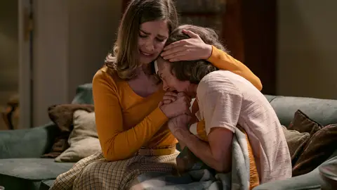 Madre e hija, desbordadas en lágrimas, al saber que Mercedes debe volver al sanatorio Madre e hija, desbordadas en lágrimas, al saber que Mercedes debe volver al sanatorio