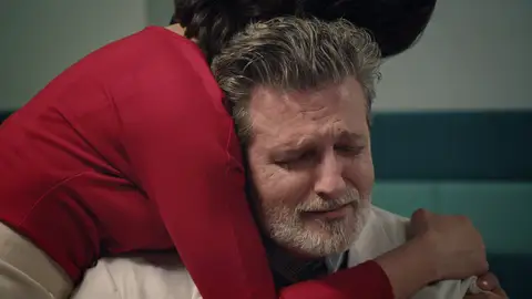 Luz consuela a Jaime tras conocer sus desoladores resultados médicos: su tumor no es operable Luz consuela a Jaime tras conocer sus desoladores resultados médicos: su tumor no es operable