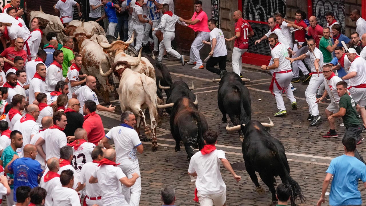 Sixth running of the bulls of San Fermín 2025 live turn for the
