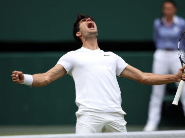 Carlos Alcaraz celebra su pase a la final de Wimbledon 2024 tras ganar a Daniil Medvedev