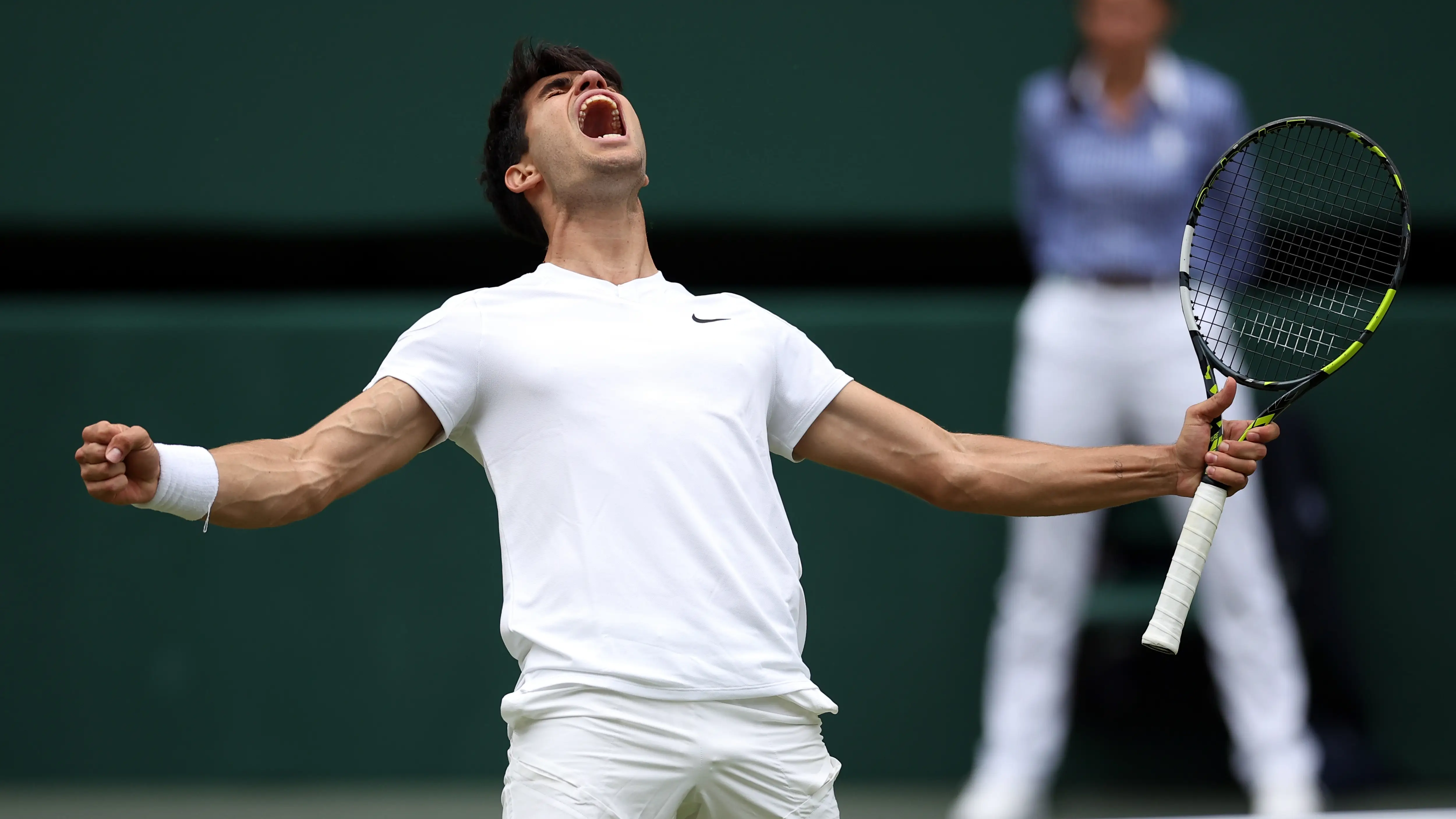 Carlos Alcaraz celebra su pase a la final de Wimbledon 2024 tras ganar a Daniil Medvedev Carlos Alcaraz celebra su pase a la final de Wimbledon 2024 tras ganar a Daniil Medvedev